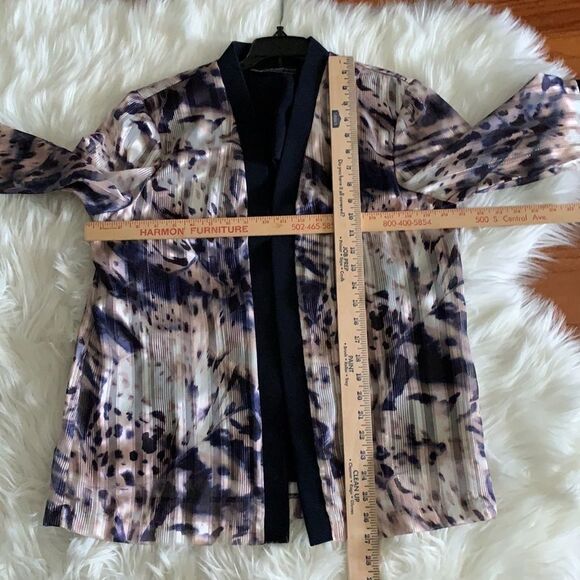 Navy blue and white blazer with built in navy blue tank. - Picture 10 of 11